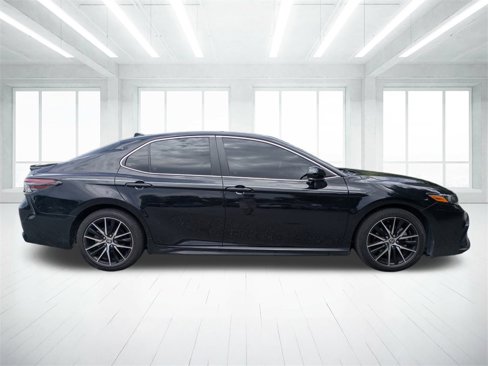 Used 2022 Toyota Camry SE image 2