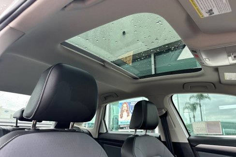 Used 2025 Volkswagen Jetta SE w/ Sunroof Package image 16