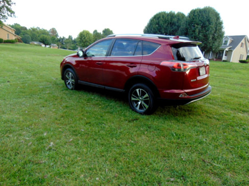 Used 2018 Toyota RAV4 XLE image 10