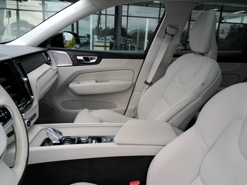 Used 2021 Volvo XC60 T8 Inscription w/ Advanced Package image 12