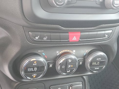 Used 2016 Jeep Renegade Latitude image 17