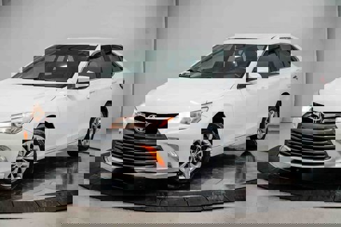 Used 2017 Toyota Camry LE image 1