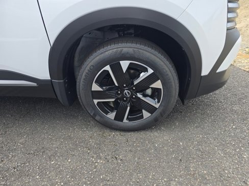 New 2025 Nissan Kicks SV image 2