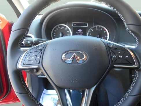 Used 2018 INFINITI QX30 image 8