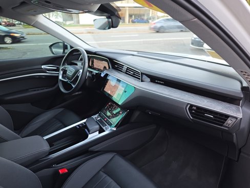 Used 2021 Audi e-tron Premium w/ Convenience Plus Package image 41