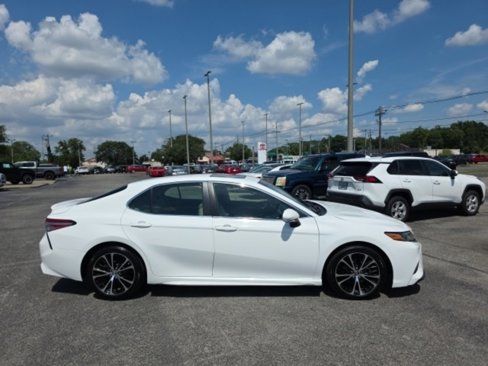 Used 2018 Toyota Camry SE image 5
