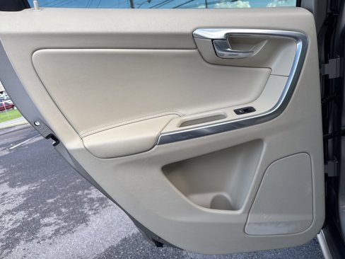 Used 2015 Volvo XC60 T6 w/ Protection Package image 19
