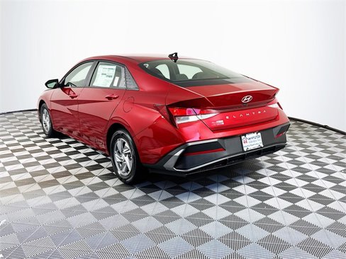 New 2025 Hyundai Elantra SE image 3