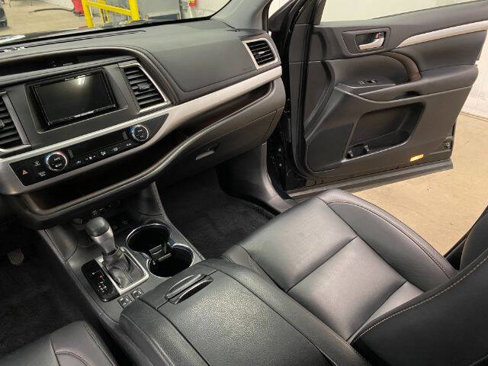 Used 2019 Toyota Highlander XLE image 17