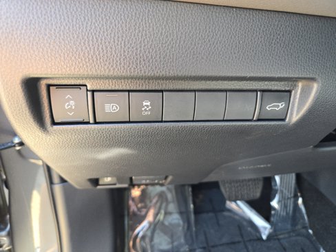 Used 2023 Toyota Venza LE image 23