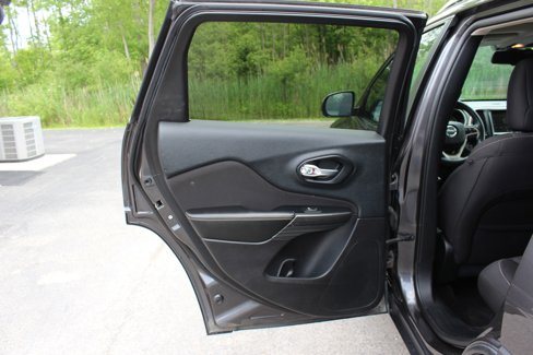 Used 2016 Jeep Cherokee Latitude w/ Comfort/Convenience Group image 32