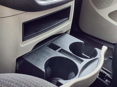Used 2018 Dodge Grand Caravan SE w/ UConnect Hands-Free Group image 11