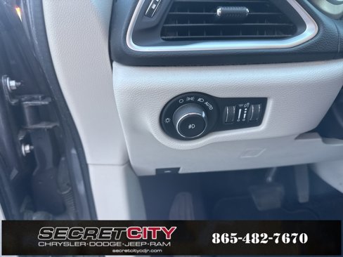 Used 2017 Chrysler Pacifica Touring-L image 23