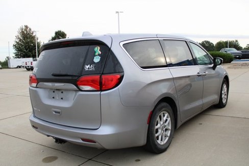 Used 2017 Chrysler Pacifica Touring image 6