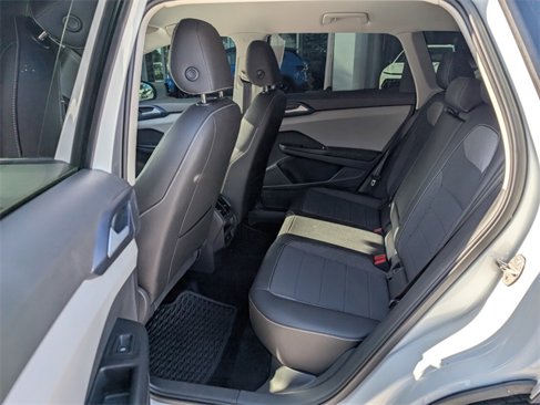 Certified 2024 Volkswagen Taos SE image 9