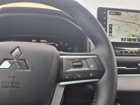 New 2025 Mitsubishi Outlander SE image 17
