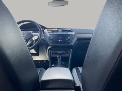 Used 2024 Volkswagen Tiguan SE image 39