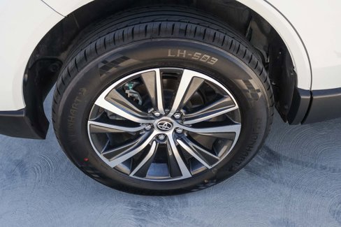 Used 2022 Toyota Venza LE image 7