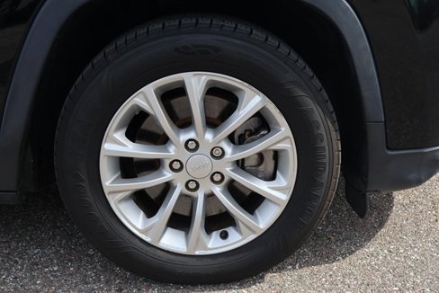 Used 2019 Jeep Cherokee Latitude w/ Popular Appearance Group image 9