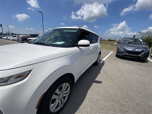 Used 2022 Kia Soul LX image 2