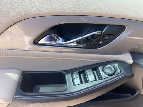 Used 2022 Chevrolet Traverse LT image 13