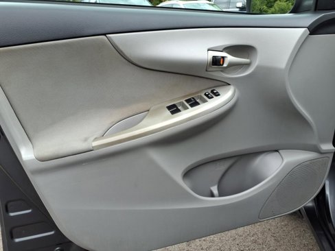 Used 2013 Toyota Corolla LE image 11