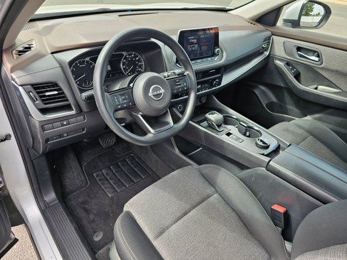Used 2023 Nissan Rogue SV image 2