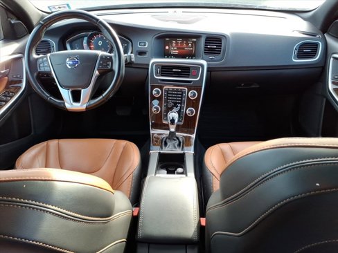 Used 2017 Volvo V60 T5 Platinum w/ Climate Package image 12