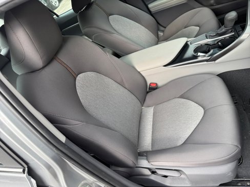 Used 2018 Toyota Camry LE image 32