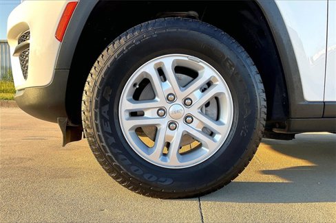 Used 2024 Jeep Grand Cherokee Laredo w/ Trailer Tow Package image 9