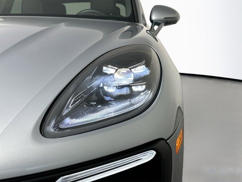 Certified 2024 Porsche Macan image 15