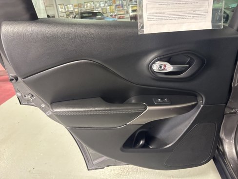 Used 2019 Jeep Cherokee Limited image 28