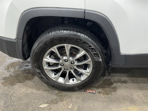 Used 2019 Jeep Cherokee Latitude Plus w/ Cold Weather Group image 40