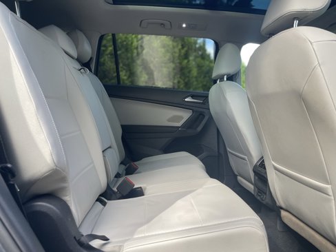 Used 2018 Volkswagen Tiguan SE w/ Panoramic Sunroof Package image 19