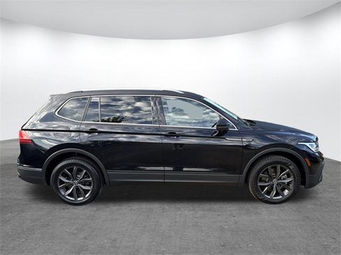Used 2022 Volkswagen Tiguan SE image 3