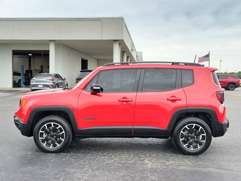 Used 2023 Jeep Renegade Latitude image 3