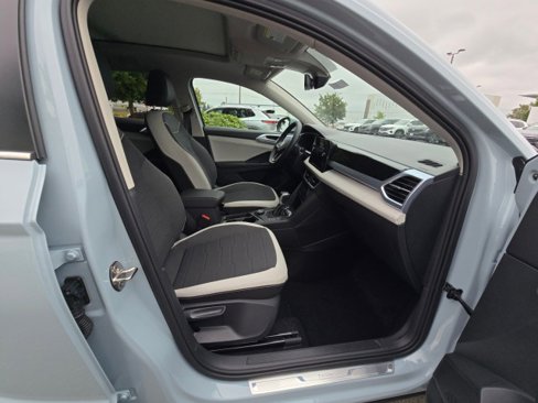 New 2025 Volkswagen Taos SE image 11