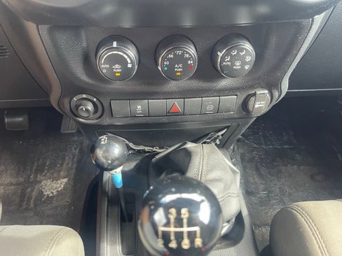 Used 2012 Jeep Wrangler Unlimited Rubicon w/ Connectivity Group image 14