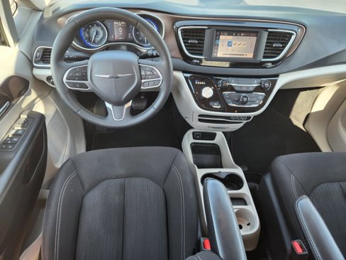 Used 2023 Chrysler Voyager LX image 11