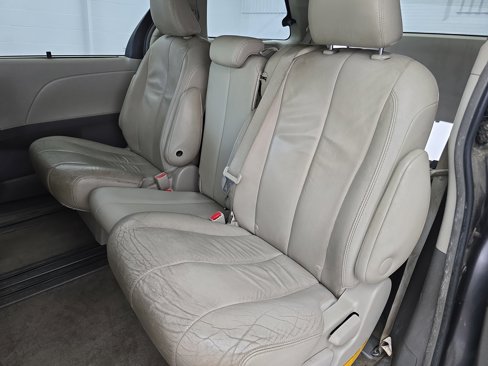 Used 2014 Toyota Sienna XLE image 15