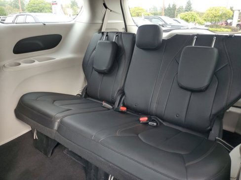 Used 2019 Chrysler Pacifica Touring-L image 34