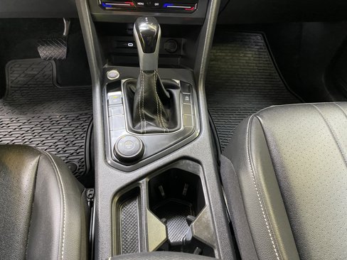 Used 2024 Volkswagen Tiguan SE image 44