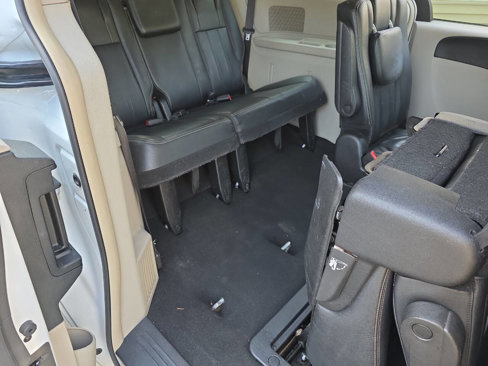 Used 2016 Chrysler Town & Country Touring w/ Driver Convenience Group image 20