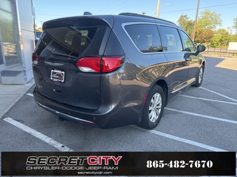 Used 2017 Chrysler Pacifica Touring-L image 8