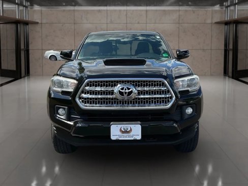 Used 2017 Toyota Tacoma TRD Sport image 9