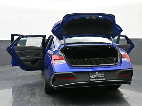 Certified 2025 Hyundai Elantra Sport image 33