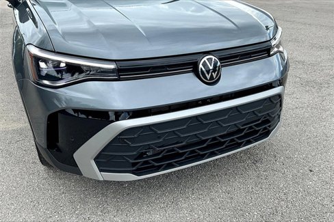 Certified 2025 Volkswagen Taos SE w/ Black Wheel Package image 11