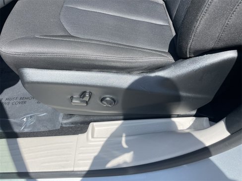 Used 2022 Chrysler Voyager LX image 12