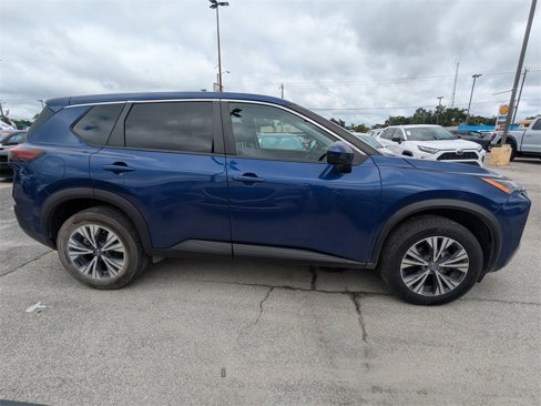Used 2022 Nissan Rogue SV image 2