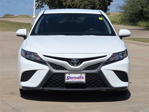 Used 2019 Toyota Camry SE image 2